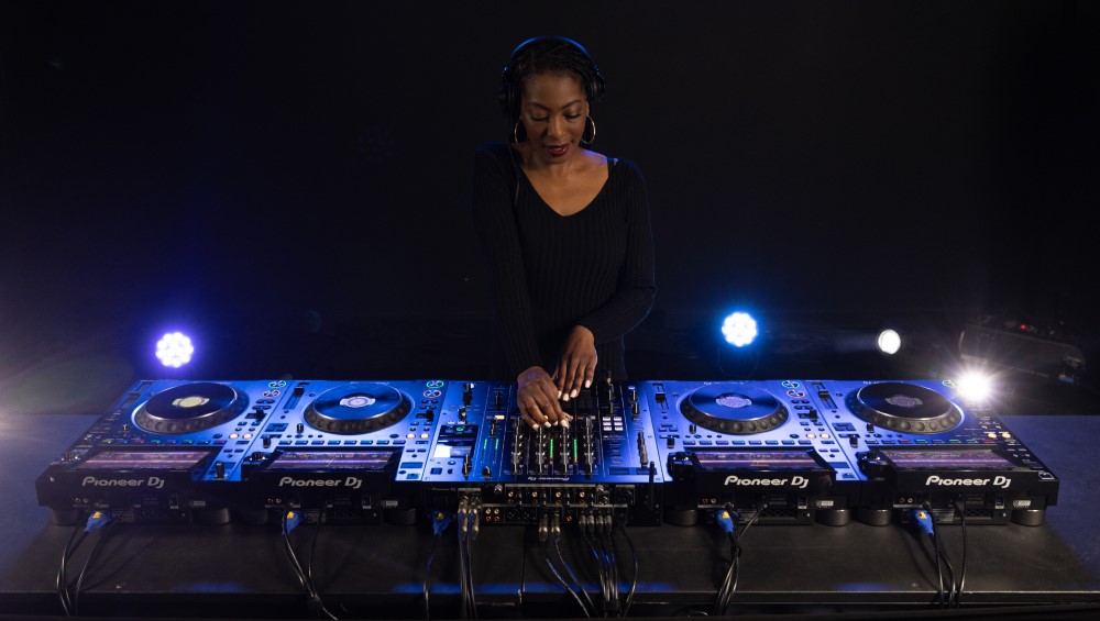 Descubre la nueva mesa de mezclas DJ DJM-A9 y sus mejores funciones